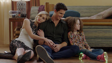 (S-D) Allegra Edwards (Ingrid Kannerman), Robbie Amell (Nathan Brown), Chloe Coleman (Nevaeh) in Upload 1x01