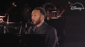 John Legend in Grace For The World, scena da clip