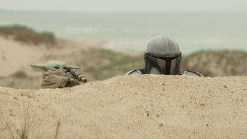 (S-D) Grogu e Mandalorian (Pedro Pascal) in The Mandalorian & Grogu