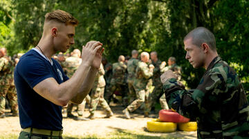 (S-D) Max Parker come Sgt. Sullivan e Jack Kay come Jones in Boots 1x07