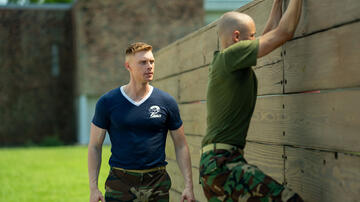 (S-D) Max Parker come Sgt. Sullivan e Miles Heizer come Cameron Cope in Boots 1x02