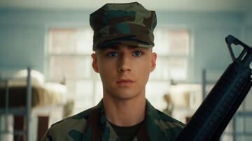 Miles Heizer come Cameron Cope in Boots 1x04