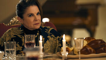 Tovah Feldshuh come Bina in Nobody Wants This 2x03