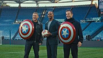 Anthony Mackie con Francesco Totti e Alessandro Del Piero per l'uscita di Captain America Brave New World