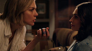 Rhea Seehorn e Karolina Wydra in Pluribus 1x03