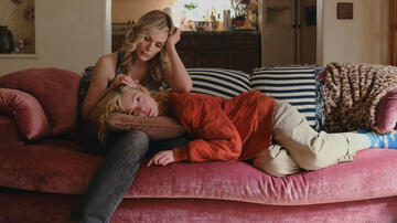 Michelle Pfeiffer e Elle Fanning in Margo's Got Money Troubles 1x01