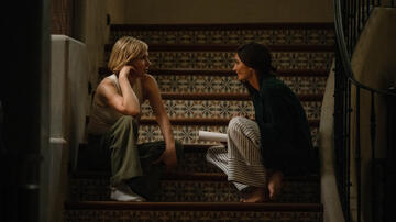 Rhea Seehorn e Karolina Wydra in Pluribus 1x08