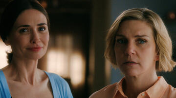 Karolina Wydra e Rhea Seehorn in Pluribus 1x09