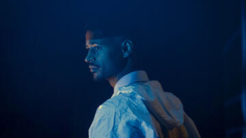 Alfred Enoch in Fuga 1x02