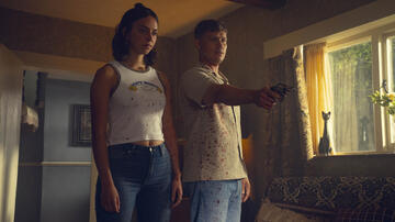 Jon Pointing, Maeve Courtier-Lilley in Fuga 1x04