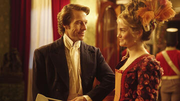 Ispettore Henry Boxer (Luke Bracey) e Lady Belle Fox (Maia Mitchell) in The Artful Dodger 2x03