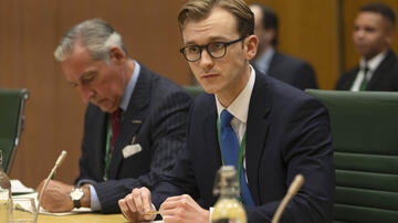 Harry Lawtey in Industry 3x05