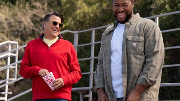 Ted McGinley e Luke Tennie in Shrinking 3x01