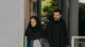 Niv Sultan e Phoenix Raei in Tehran 3x07