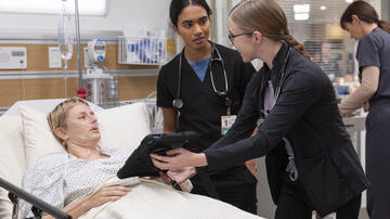 Supriya Ganesh, Taylor Dearden in The Pitt 1x10