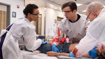 Noah Wyle, Shawn Hatosy in The Pitt 1x12