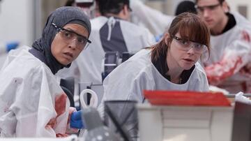 Amielynn Abellera, Fiona Dourif in The Pitt 1x13