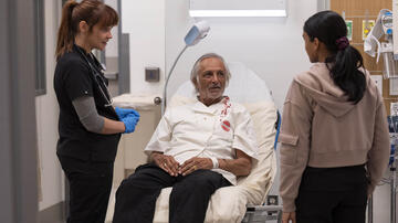 Fiona Dourif, Robert Miano, Shabana Azeez in The Pitt 1x02