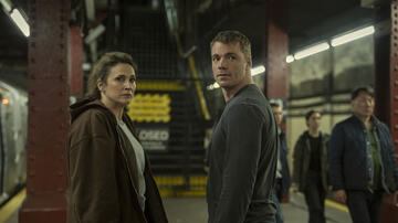 (S-D) Michaela Watkins come Freya, Gabriel Basso come Peter Sutherland in The Night Agent 3x10