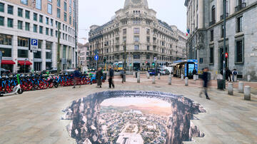 L'installazione realizzata in Piazza Missori a Milano dall'artista Fabio Giampietro per celebrare la seconda stagione di Paradise