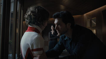 (S-D) Sawyer Fraser come Jude, Jeff Wilbusch come Jules in Something Very Bad Is Going To Happen 1x02