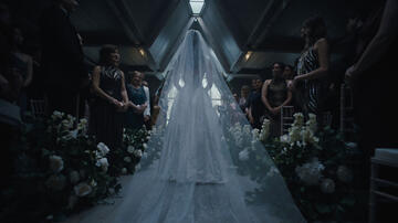 (S-D) Jennifer Jason Leigh come Victoria, Camila Morrone come Rachel Harkin in Something Very Bad Is Going To Happen 1x08