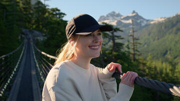 Alexandra Breckenridge come Mel Monroe in Virgin River 5x01