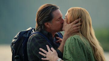 Martin Henderson come Jack Sheridan, Alexandra Breckenridge come Mel Monroe in Virgin River 5x02