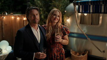 Martin Henderson come Jack Sheridan, Alexandra Breckenridge come Mel Monroe in Virgin River 5x03