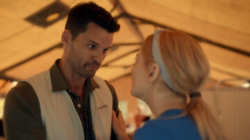 (S-D) Mark Ghanimé come Dr. Cameron Hayek e Alexandra Breckenridge come Melinda Monroe in Virgin River 7x01