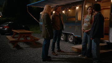 (S-D) Alexandra Breckenridge come Melinda Monroe, Martin Henderson come Jack Sheridan, Rachel Drance come Marley e Nicholas Coombe come Eamon in Virgin River 7x07