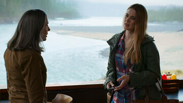 Annette O'Toole come Hope McCrea; Alexandra Breckenridge come Melinda Monroe in Virgin River 2x09