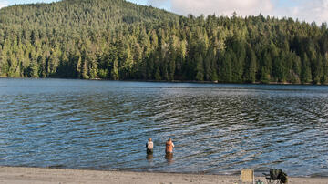 (S-D) Tim Matheson come Doc Mullins, Trevor Lerner come Bert in Virgin River 4x10