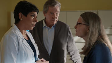 (S-D) Tosca Baggoo come Dr Freeman, Tim Matheson come Doc Mullins, Annette O'Toole come Hope in Virgin River 4x11