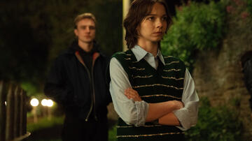 Henry Ashton come Max Hastings e Emma Myers come Pip Fitz-Amobi in Come uccidono le brave ragazze 2x01