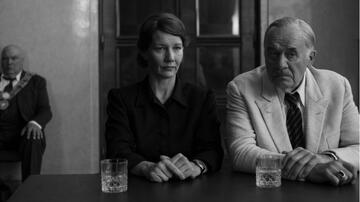 Sandra Hüller, Hanns Zischler in Fatherland di Paweł Pawlikowski