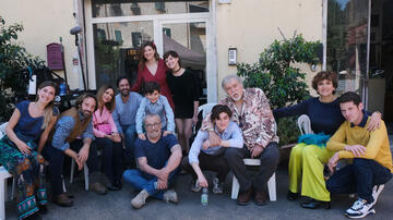 Claudio Amendola, Elda Alvigini, Ludovico Fremont, Matteo Branciamore, Niccolò Centioni, Federico Russo, Marta Filippi, Pietro Serpi, Valentina Bivona, Maurizio Mattioli, Ricky Memphis e Lucia Ocone sul set de I Cesaroni - Il Ritorno 7x01