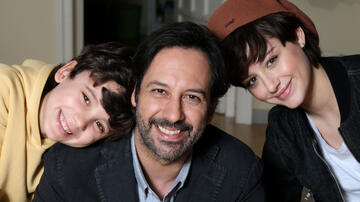 Pietro Serpi (Adriano Cesaroni), Matteo Branciamore (Marco Cesaroni) e Valentina Bivona (Marta Cesaroni) sul set de I Cesaroni - Il Ritorno 7x02
