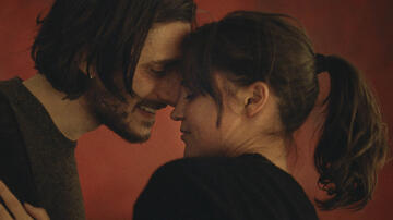 Luca Marinelli e Alicia Vikander in The Echo Chamber