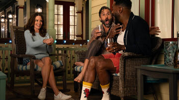 (S-D) Tina Fey come Kate, Marco Calvani come Claude, e Colman Domingo come Danny in The Four Seasons 2x03