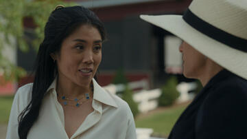 Eunice Bae e Amanda Peet in Your Friends and Neighbors 2x04