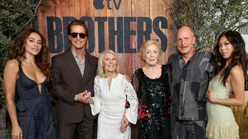 Natalie Martinez, Matthew McConaughey, Kay McConaughey, Holland Taylor, Woody Harrelson e Brittany Ishibashi alla première mondiale della serie 'Brothers' presso l'Hammer Museum, il 17 settembre 2026