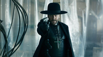Kiefer Sutherland in Father Joe di Barthélémy Grossmann
