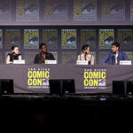 (S-D) Fede Álvarez, Cailee Spaeny, David Jonsson, Isabela Merced, Archie Renaux e Spike Fearn sul palco della Hall H al SDCC in San Diego, in California, per Alien: Romulus Panel il 26 luglio 2024