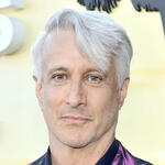 Bronson Pinchot alla première mondiale di Beverly Hills Cop: Axel F al Wallis Annenberg Center for the Performing Arts il 20 giugno 2024 a Beverly Hills, California