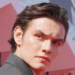 Louis Partridge sul red carpet della serie Disclaimer di Alfonso Cuarón a Venezia 81 il 30 agosto 2024