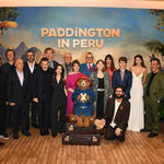 Pablo Grillo, James Lamont, Jon Foster, Mark Burton, Rob Silva, Antonio Banderas, Dougal Wilson, Madeleine Harris, Robbie Gee, Jim Broadbent, Olivia Colman, Paddington Bear, Hugh Bonneville, Rosie Alison, Emily Mortimer, Ben Whishaw, Samuel Joslin, Carla Tous, Carlos Carlin e Tim Wellspring alla prima mondiale di Paddington in Peru a Leicester Square il 3 novembre 2024