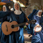 Olivia Colman come La Reverenda Madre in Paddington in Perù - Immagine dal set