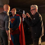 (S-D) Nicholas Hoult come Lex Luthor, David Corenswet come Superman e il regista James Gunn sul set del film Superman