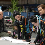 (S-D) Il regista James Cameron, Trinity Bliss, Britain Dalton, Jack Champion e Sigourney Weaver sul set di Avatar: Fuoco e Cenere